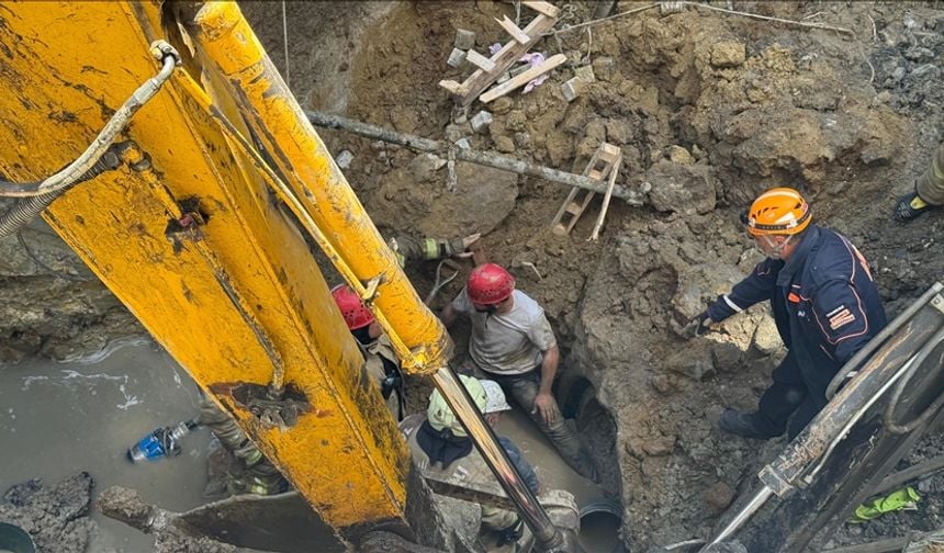 Bayrampaşa'daki kanalizasyon çalışması sırasında göçük altında kalan işçi kurtarıldı