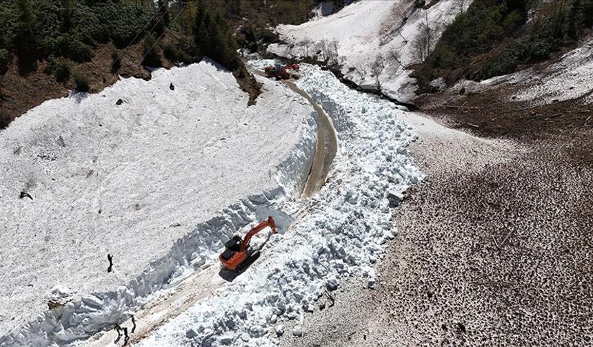 Rize'de yayla yollarında karla mücadele sürüyor