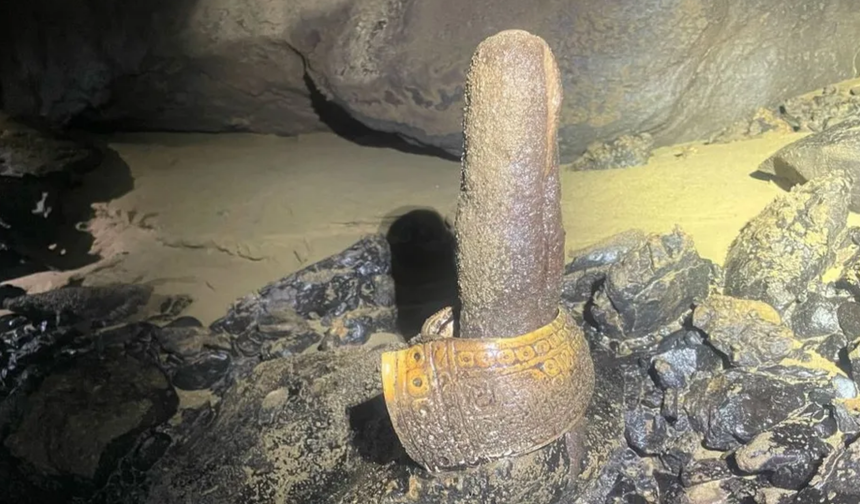 Çöp sandılar, antik tören eşyaları çıktı