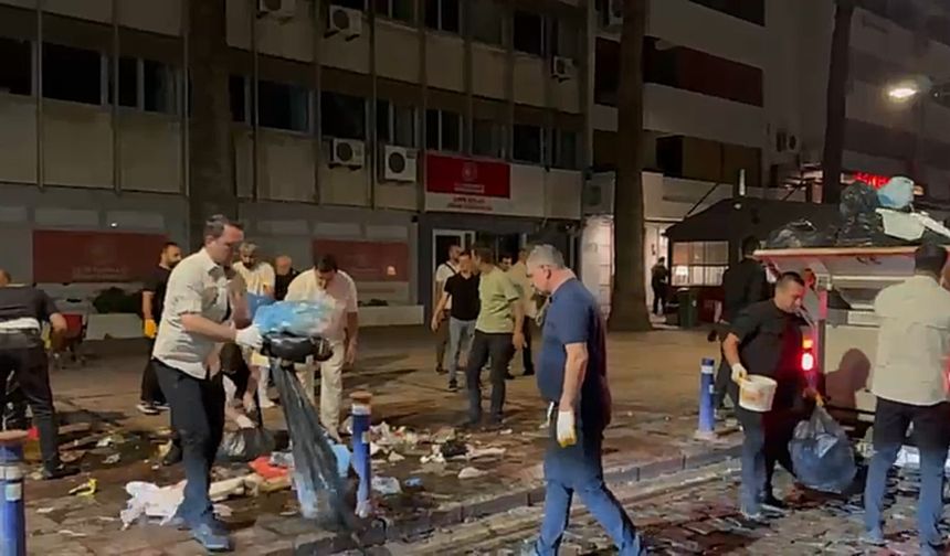 İzmir'de grev: Belediye başkanı çöp topladı, sendikacıyla tartıştı