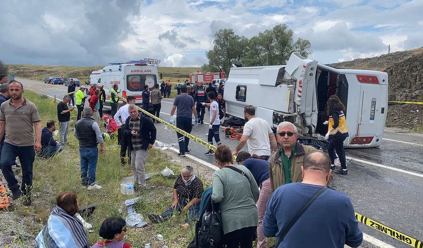 Yozgat'ta midibüs şarampole devrildi: Ölü ve yaralılar var