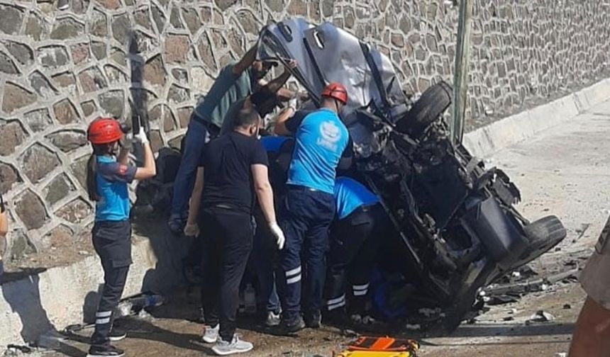 Tunceli'de iki araç kafa kafaya çarpıştı: 1'i ağır 6 yaralı