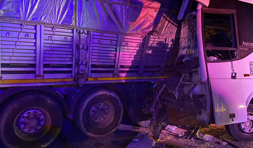 İşçi servisi park halindeki TIR'a çarptı: 5'i ağır 20 yaralı