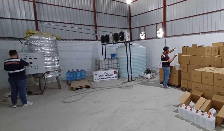İzmir'de kaçak alkol ürettikleri iddiasıyla 4 kişi yakalandı