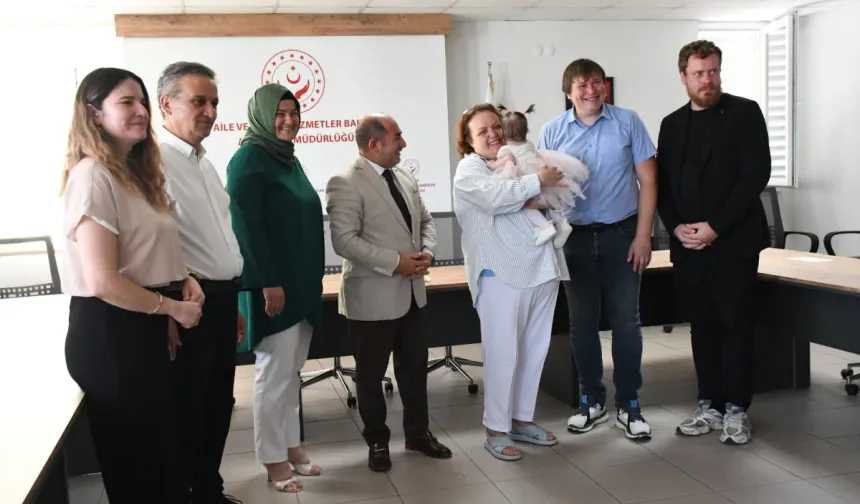 Antalya Havalimanı'nda klozete bırakılan bebek, Rusya'ya teslim edildi