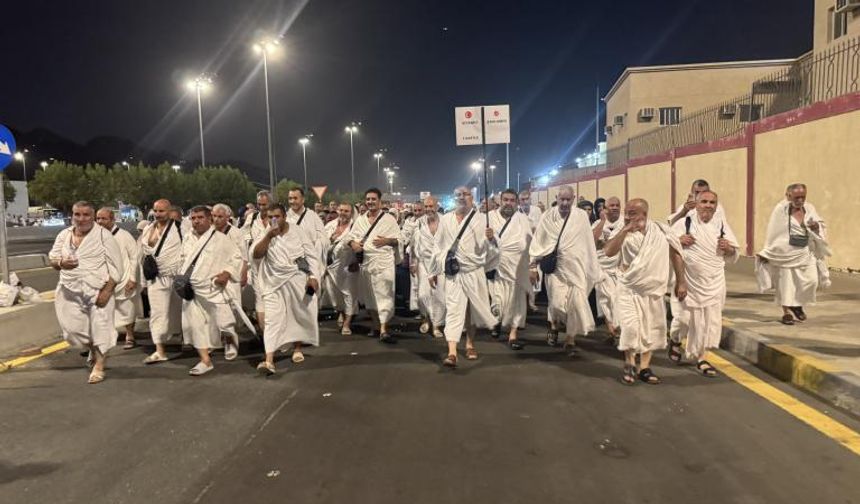 Arafat vakfesini tamamlayan hacılar Müzdelife'ye geçti