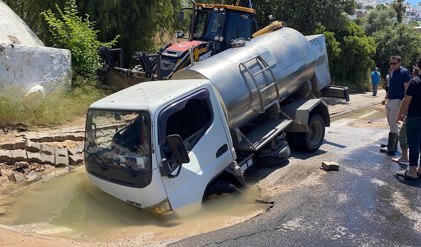 Bodrum'da ana isale su hattı patladı: Tanker çukura düştü