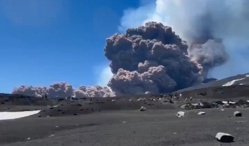 Etna Yanardağı kül ve lav püskürttü