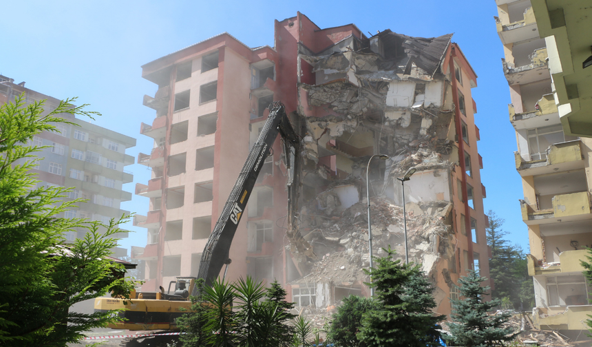 Deprem değil dalgalar salladı: İki binanın yıkımına başlandı