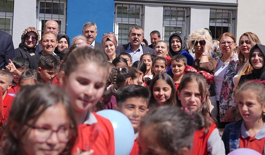 Bakan Tekin Erzurum'un asırlık geleneği olan "arafalık" dağıttı