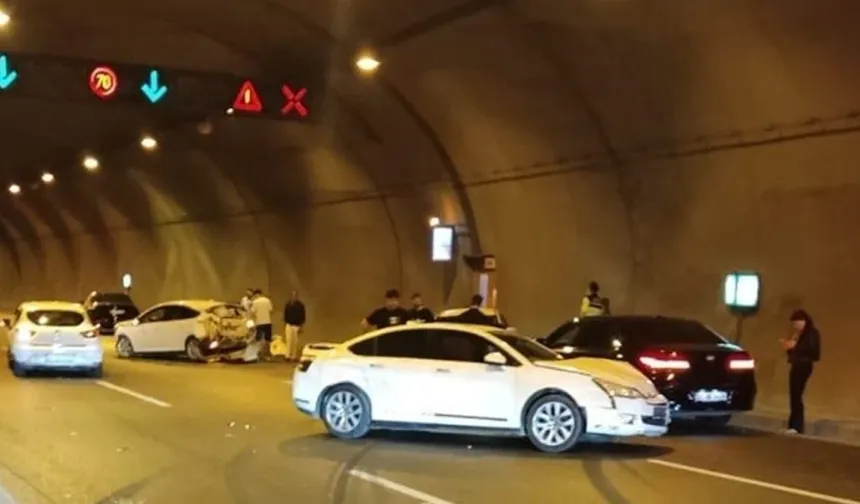 İzmir'de 4 araç birbirine girdi: 3 yaralı