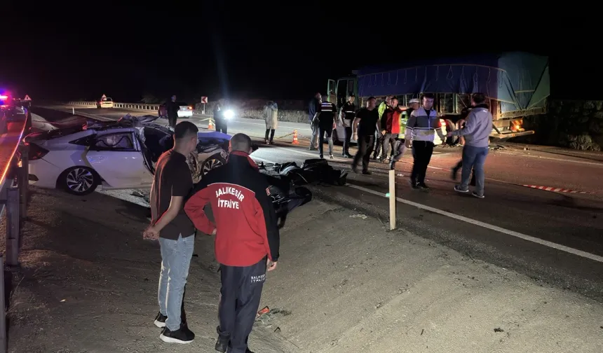 Balıkesir'de kamyona çarpan otomobildeki 2 kişi öldü