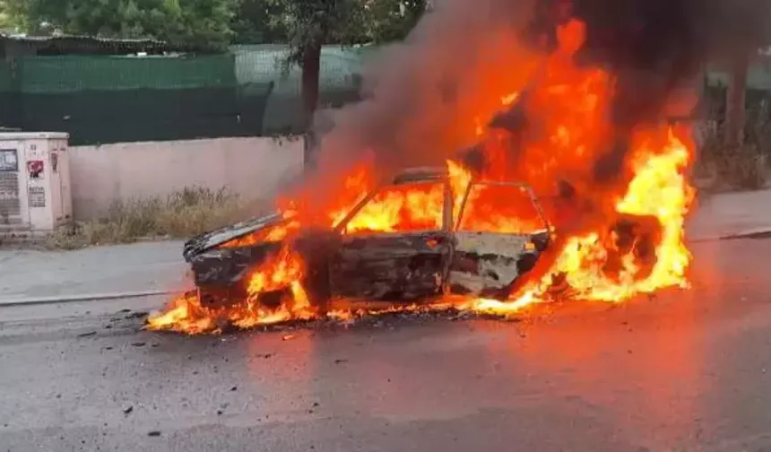 Avcılar'da otomobil alev alev yandı!