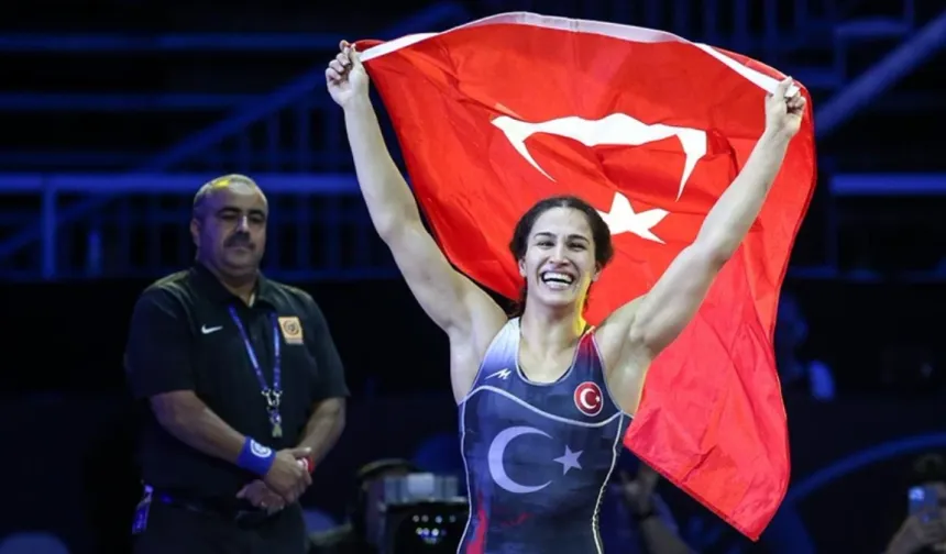 Buse Tosun Çavuşoğlu'nun adı Çınarcık'ta spor salonuna verildi