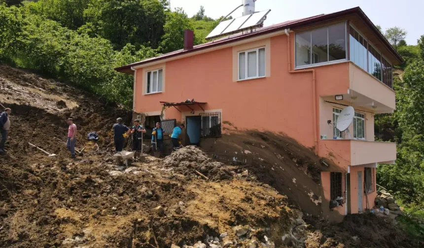 Trabzon’da heyelan afeti! 3 ev hasar gördü