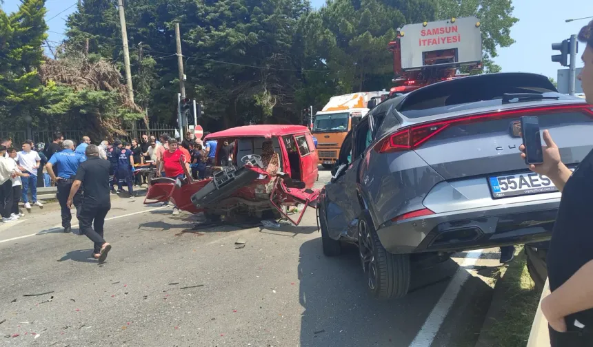 Samsun'da panelvan araç ile otomobil çarpıştı: 5 yaralı