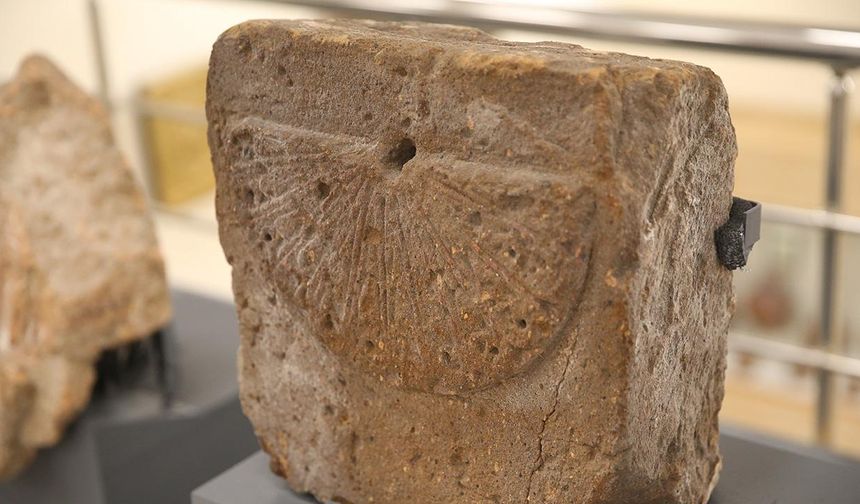 Kazılarda bulunan yaklaşık 1000 yıllık güneş saati görücüye çıktı