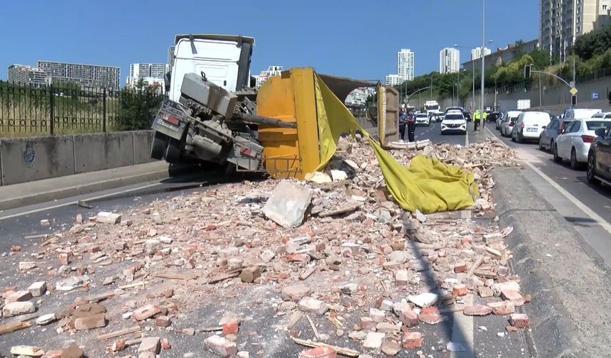 Moloz yüklü hafriyat kamyonu devrildi: Yol trafiğe kapandı