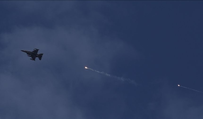 İsrail ordusu Yemen'deki Husi liderlerini hedef alan hava saldırıları düzenledi