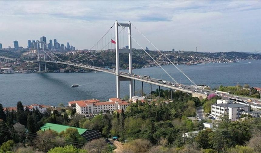 İstanbul Boğazı'nda gemi trafiği kuzey-güney yönlü açıldı