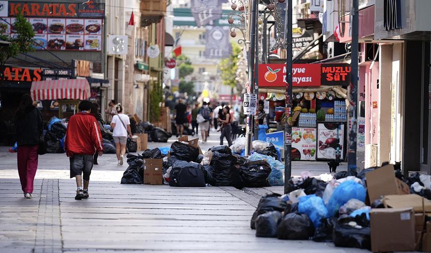 İzmir'de grevin dördüncü günü: Çöpler yollara taştı