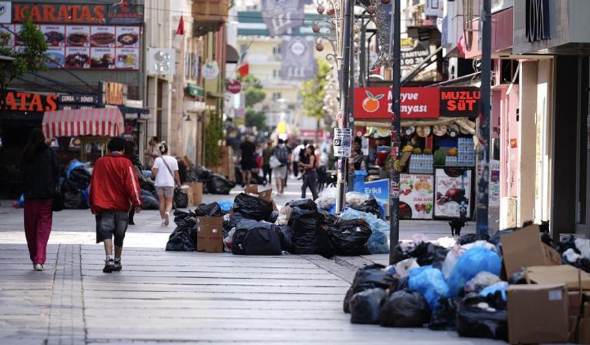 İzmir çöplüğe döndü: Grevdeki işçiler hizmetleri durdurdu, vatandaş isyan etti