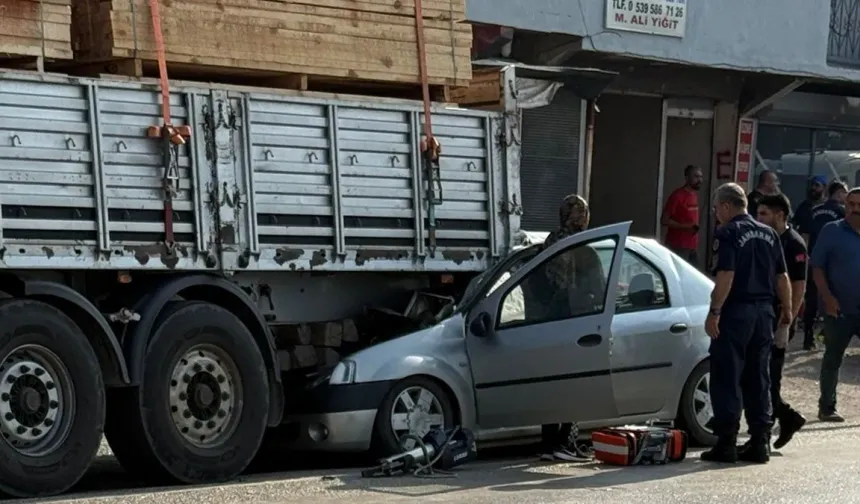 Adana'da otomobil tıra arkadan çarptı: 1 ölü, 1 yaralı