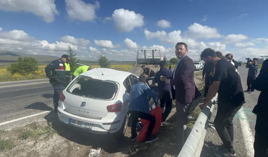 Takla atan otomobil refüje devrildi: 4 yaralı