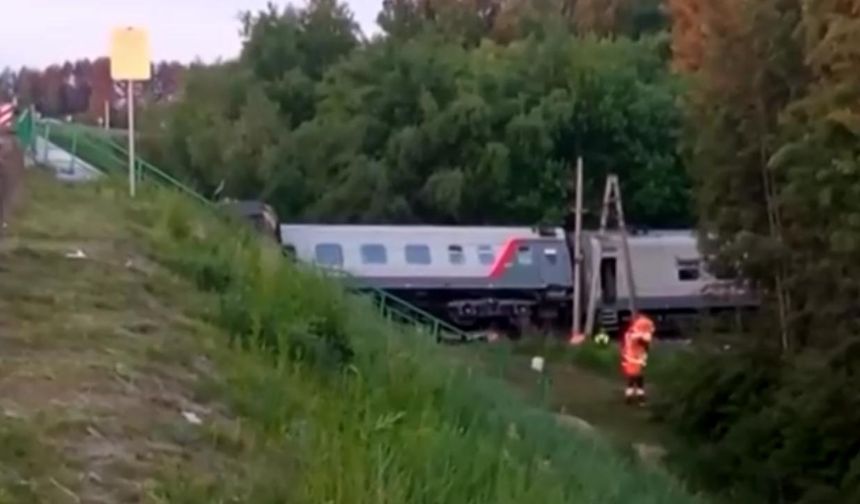Rusya'da otoyol köprüsü yolcu treninin üzerine çöktü: Ölü ve yaralılar var
