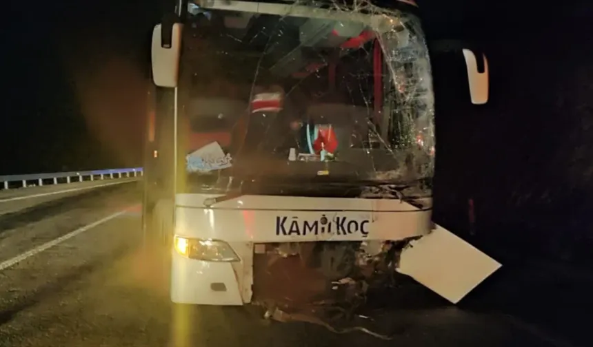 Konya'da yolcu otobüsüyle çarpışan otomobilin sürücüsü öldü, 8 kişi yaralandı