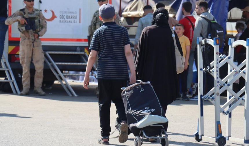 Okulların kapanmasıyla Suriyelilerin ülkelerine dönüşleri yoğunlaştı