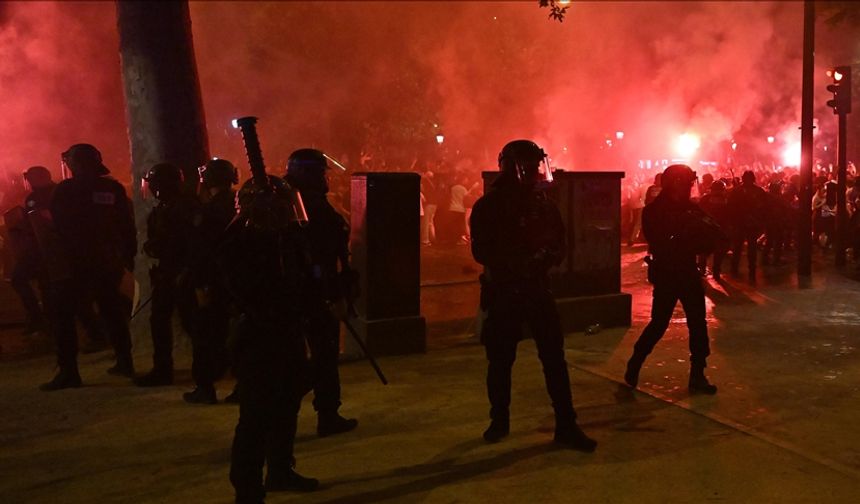 PSG şampiyon oldu, Fransa'da sokaklar karıştı