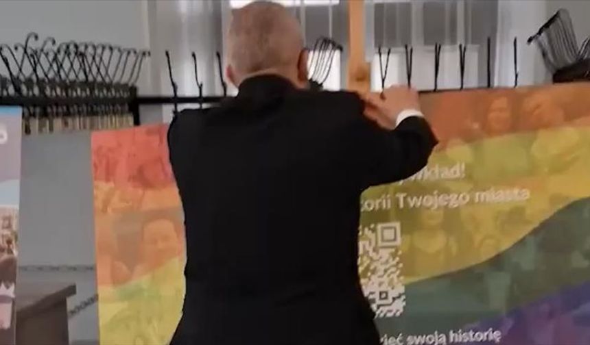 Polonyalı milletvekili Braun, parlamentodaki LGBT temalı sergiyi kaldırdı