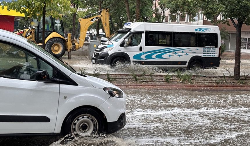Konya'da sağanak ve dolu yağışı etkili oldu