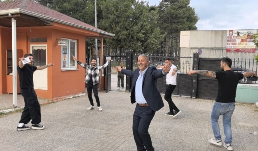 Bursa'da muhtarlığı kazandı, sevincini çiftetelli oynayarak kutladı