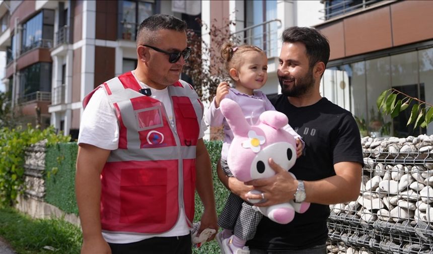 Düzce'de her gün pencerede çöp kamyonunu bekleyen küçük kıza oyuncaklı jest