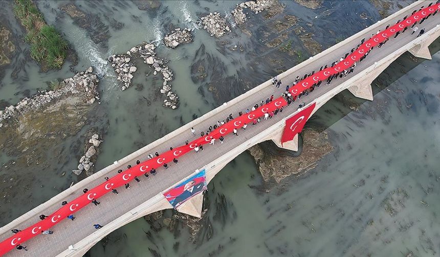 Çorum'da vatandaşlar tarihi Koyunbaba Köprüsü'nde 102 metrelik Türk bayrağıyla yürüdü
