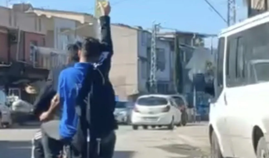 Trajikomik görüntü: Serum takılı halde motosikletle yolculuk yaptı