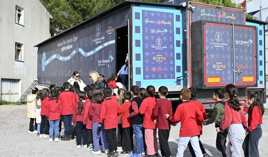 "Gezen Sinema Tırı" Demirci'de çocuklarla buluştu