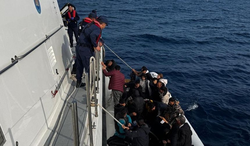 İzmir açıklarında 64 düzensiz göçmen kurtarıldı