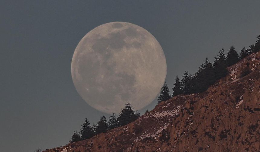 50 yıllık Ay kayasında tarihi sır: Ay'dan bile eski kalıntı bulundu