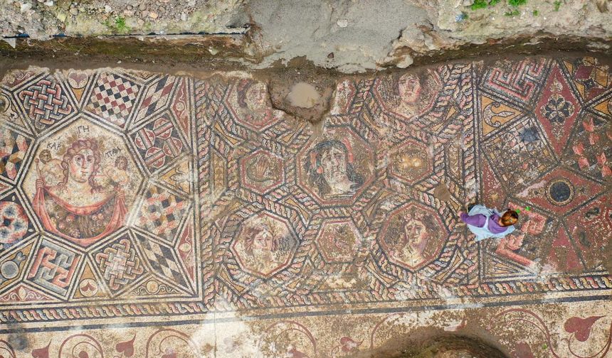 İznik'te, 3. yüzyıla ait taban mozaiği gün yüzüne çıkarılıyor