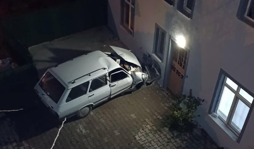 Kontrolden çıkan araç evin duvarına çarptı: 1 ölü, 1 yaralı