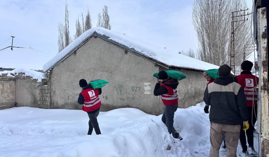 Ağrı'da Kızılay'dan ihtiyaç sahiplerine kömür yardımı