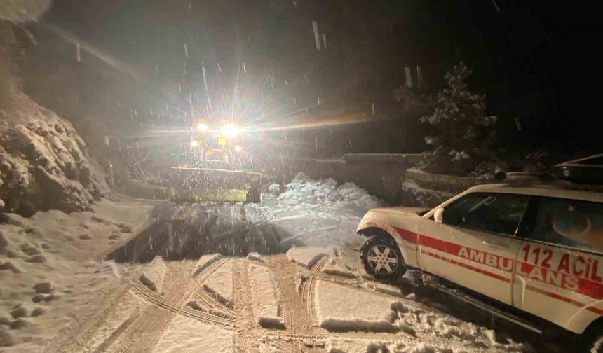 Sason'da karla mücadele sürüyor: Ekipler hastaları kurtarmak için seferber oldu