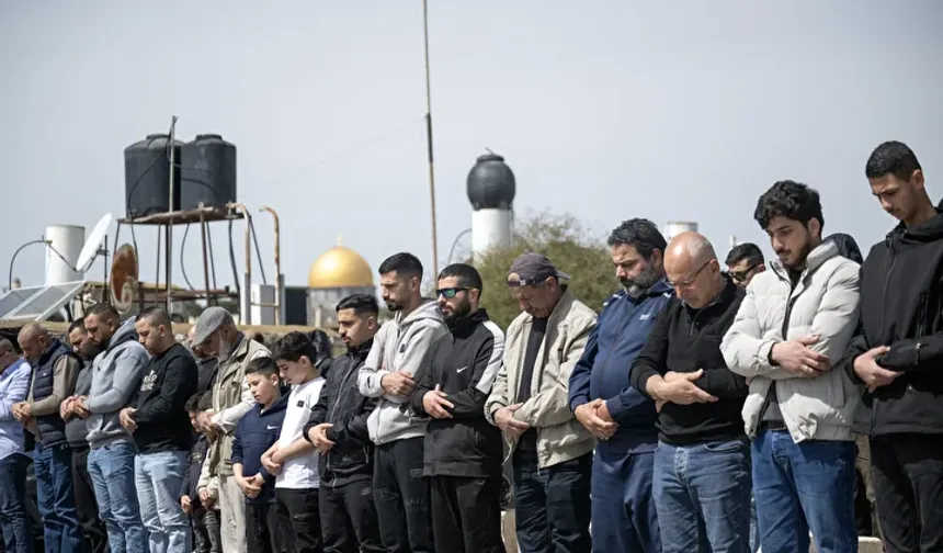 Filistinliler İsrail'in kısıtlamaları nedeniyle cuma namazını sokaklarda kıldı