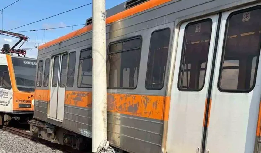 Raydan çıkan metro vagonu direğe çarptı