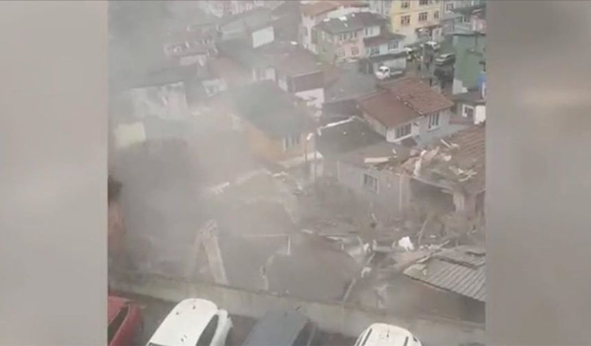 İstanbul Fatih'te iki bina çöktü