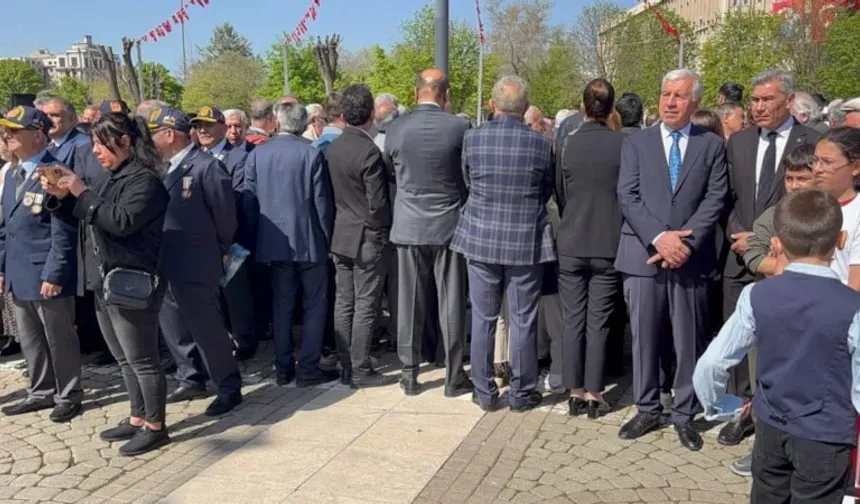 Gaziantep'te 23 Nisan töreninde CHP yönetimi, mehter gösterisine sırtını döndü