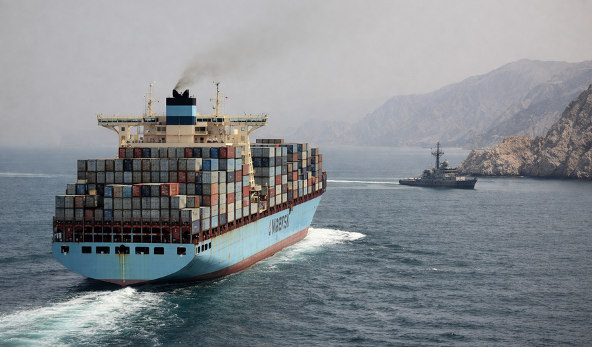 Hürmüz’de Savaş Sonrası İlk Batı Gemisi Geçti